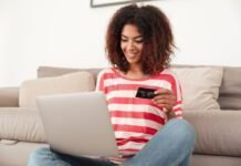 Hábitos de consumo das mães: pesquisa mostra que elas compram mais livros e roupas na Internet Hábitos de consumo das mães: pesquisa mostra que elas compram mais livros e roupas na Internet (Foto: drobotdean/Freepik)