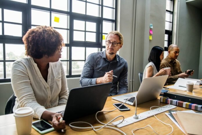 Coworking impulsiona retorno ao mercado de trabalho pós-crise (Foto: rawpixel.com/Freepik)