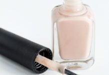 10 jeitos de usar esmalte incolor em casa 10 jeitos de usar esmalte incolor em casa (Foto: rawpixel.com/Freepik)