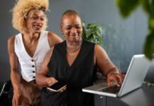 Confira aplicativos que ajudam empreendedoras a gerenciarem o próprio negócio Empreendedoras encontram apoio em aplicativos de gestão e logística (Foto: Freepik)