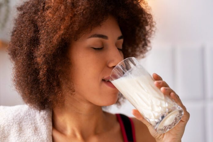 Estudos recentes mostram que o leite integral é mais saudável que o desnatado (Foto: Freepik)