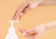 Mitos e verdades sobre o uso de sabonetes íntimos Sabonetes íntimos: o que são e como escolher o produto correto (Foto: Freepik)