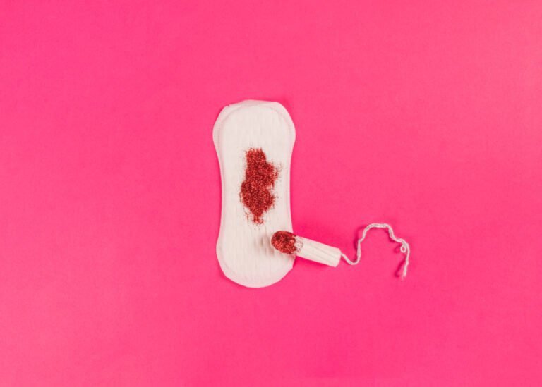 Miomas afetam mulheres em idade fértil e podem causar sangramento intenso (Foto: Freepik)