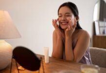 7 produtos de beleza multifuncionais para simplificar sua rotina diária Mulheres modernas apostam em produtos que oferecem praticidade e múltiplos benefícios (Foto: Freepik)