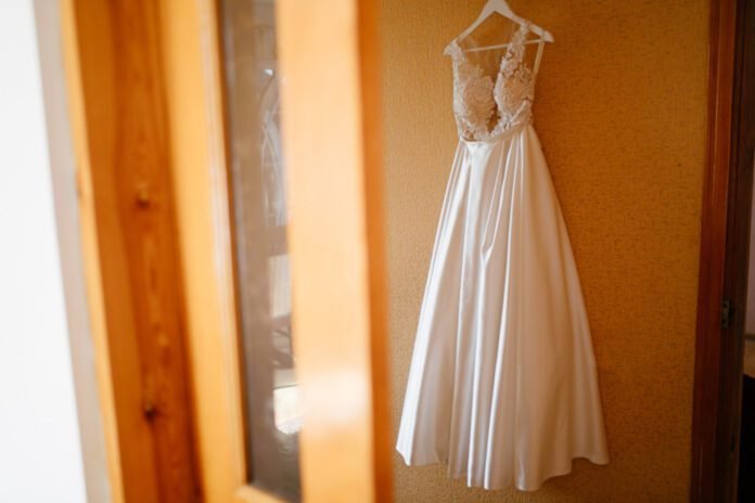 Vestido de noiva usado é opção para quem quer economizar com o casamento (Foto: Freepik)