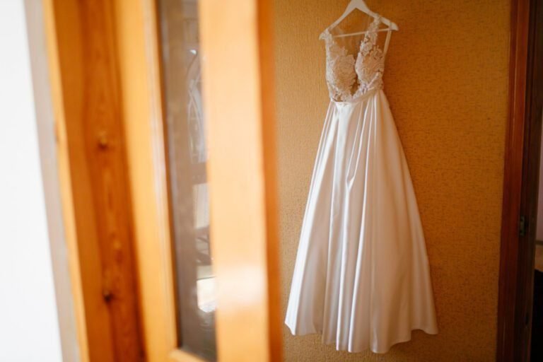 Vestido de noiva usado é opção para quem quer economizar com o casamento (Foto: Freepik)