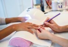 5 cuidados para ter unhas de gel ou acrílicas duráveis e seguras Cuidados para ter com as unhas (Imagem de javi_indy no Freepik)