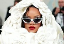Os produtos Fenty Beauty que Rihanna usou no Met Gala 2023 Rihanna faz referência aos últimos lançamentos da marca Fenty Beauty, com destaque nos cílios volumosos e batom vermelho icônico (Foto: Divulgação)