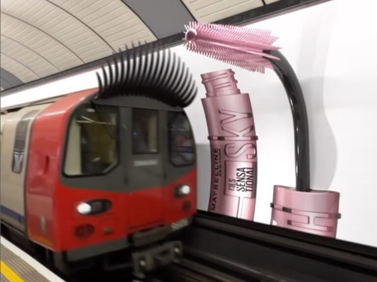 Maybelline lança campanha no metrô de Londres para promover o rímel Sky High