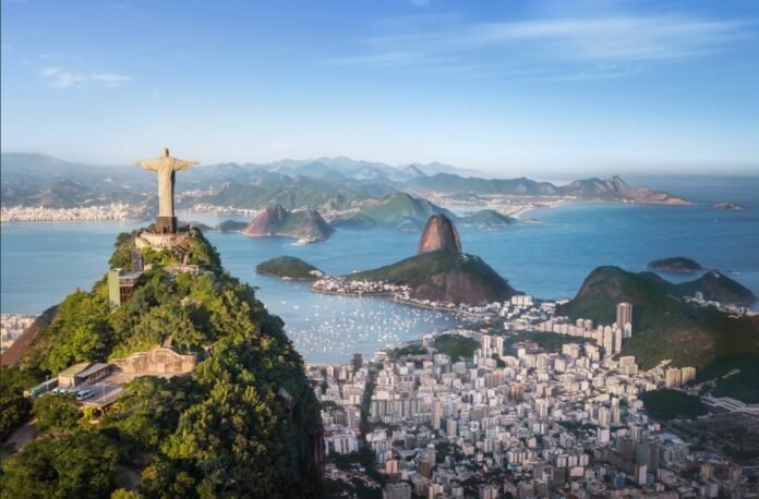 Pesquisa aponta o Rio de Janeiro como uma das melhores cidades do mundo para o "workation" (Foto: Envato)