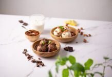 Dia das Crianças: Receita de sorvete de chocolate ou de banana Aprenda a fazer sorvetes caseiros de chocolate e banana com proteína e granola da Puravida para um Dia das Crianças saboroso e saudável (Foto: Divulgação)