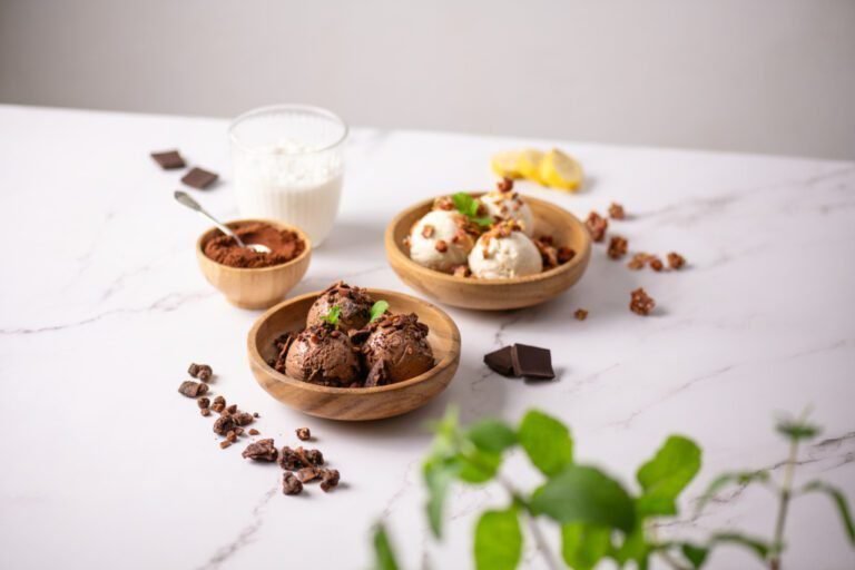 Aprenda a fazer sorvetes caseiros de chocolate e banana com proteína e granola da Puravida para um Dia das Crianças saboroso e saudável (Foto: Divulgação)