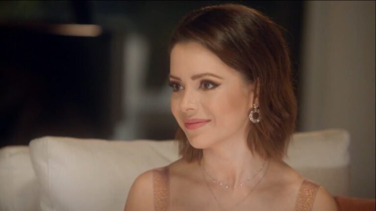 Sandy revela que não anda sem maquiagem na série "Angélica 50 & Tanto" (Foto: Reprodução/Globoplay)