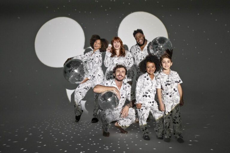 Celebrando os 100 anos da Disney, TJama estampa Mickey Mouse em sua nova coleção com lançamento especial na CCXP 2023 (Foto: Divulgação)