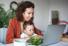 52% das mulheres que têm filhos sofrem preconceito no ambiente profissional, revela Ticket (Foto: shurkin_son)