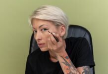 Como fazer um delineado perfeito em poucos passos Dicas para o delineado perfeito: escolha o delineador certo, trace com calma e precisão, use fita adesiva como guia e pratique regularmente (Foto: Freepik)