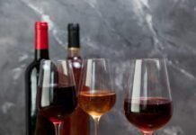 10 vinhos da Península de Setúbal por menos de 130 reais Expert revela escolhas que não passam de R$130 no mercado brasileiro (Foto: Freepik)