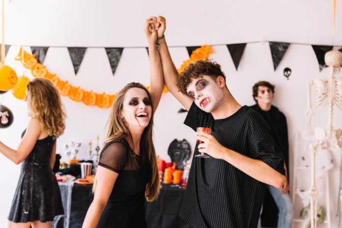 Halloween é um dos períodos de maior infidelidade entre casais, segundo estudo (Foto: freepik)