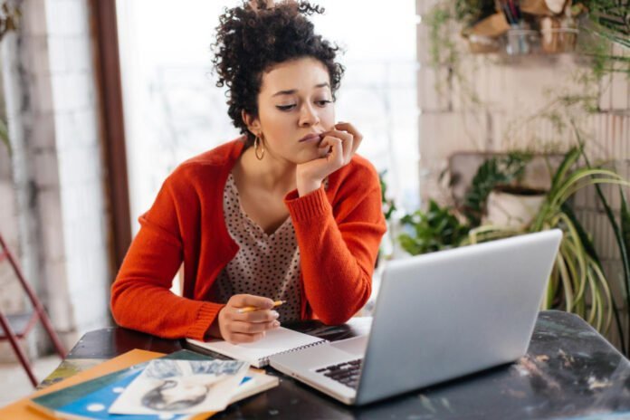 Queda de 18% na produtividade no home office leva empresas a rever práticas (Foto: garetsvisual/Freepik)