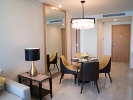 Móveis versáteis e espelhos ampliam apartamentos pequenos sem perder estilo (Foto: Freepik)