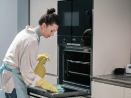 Passo a passo de uma limpeza impecável nos eletrodomésticos da cozinha (Foto: Freepik)