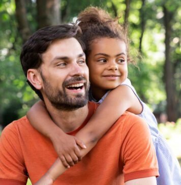 Pensão alimentícia socioafetiva: entenda as regras e implicações Pensão socioafetiva: dever legal de cuidado vai além dos laços biológicos (Foto: Freepik)