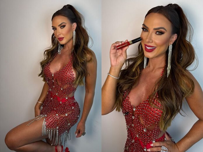 Nicole Bahls usando o vestido criado por Walkir Campos, confeccionado com 3 mil lacres (Fotos: Divulgação)