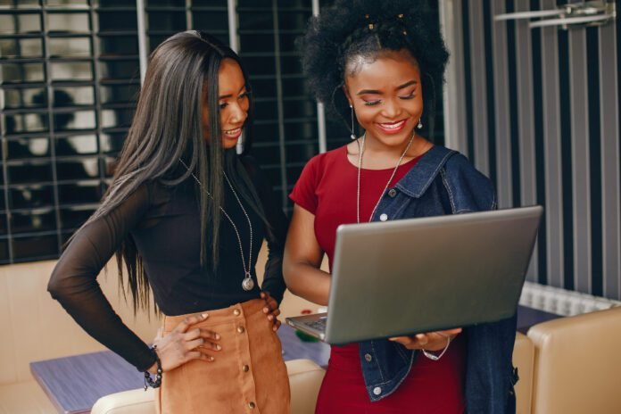 Racismo impacta 71,2% das mulheres pretas empreendedoras no país (Foto: Freepik/prostooleh)