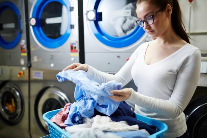 Especialista recomenda cuidados essenciais ao lavar jeans em casa ou lavanderia (Foto: Freepik/pressfoto)