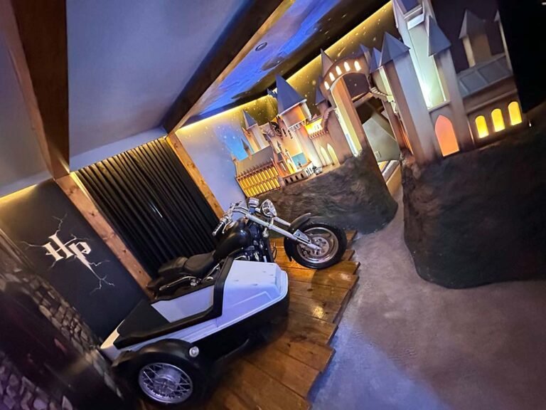 Juliana Fernandes, conhecida como JujuDiCasa, foi a responsável por encontrar e personalizar a casa temática de Gustavo Mioto em Orlando (Foto: Divulgação)