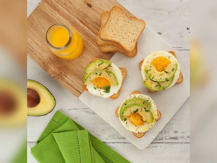 Café da manhã nutritivo com torrada, abacate e ovo (Foto: Divulgação/Piraquê)