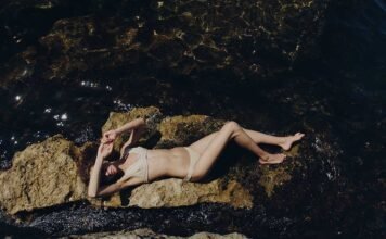 Salinas lança coleção ‘Marseille’ inspirada no verão francês Campanha da Salinas foi registrada em Marseille, na vila costeira de Les Goudes (Foto: Marcus Sabah)