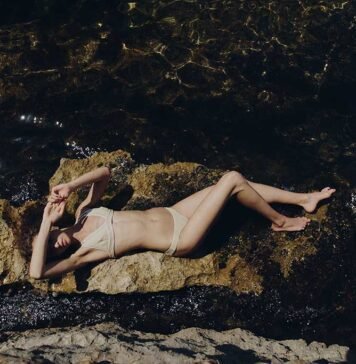 Salinas lança coleção ‘Marseille’ inspirada no verão francês Campanha da Salinas foi registrada em Marseille, na vila costeira de Les Goudes (Foto: Marcus Sabah)