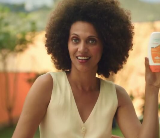 Caladryl lança Caladryl Repel e entra na categoria de repelentes Caladryl Repel chega ao mercado com foco em proteção e hidratação (Foto: Reprodução/YouTube)