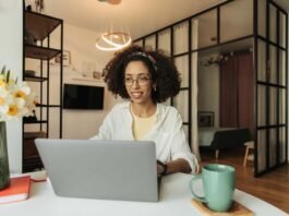 Trabalho remoto em 2026 terá gestão por dados e foco em resultados (Foto: Freepik)