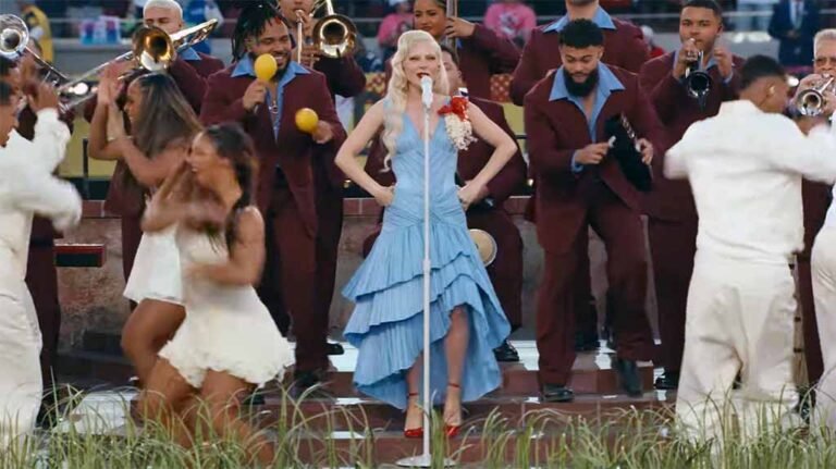 Lady Gaga veste Luar em show do intervalo do Super Bowl 2026