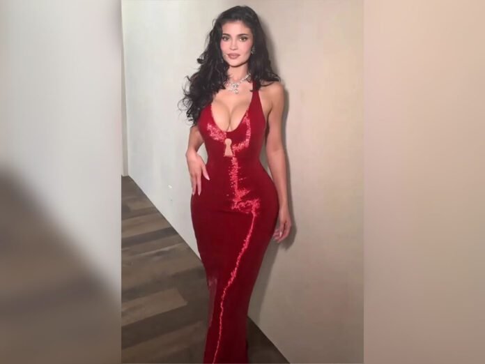 Kylie Jenner usa vestido Schiaparelli antes do Oscar 2026 (Foto: Reprodução/Instagram)