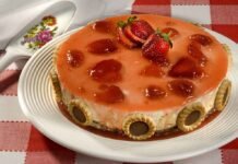 Receita de bolo gelado com chocolate, ricota e morango em casa Bolo gelado com biscoito e mousse de ricota para o fim de semana (Foto: Divulgação)