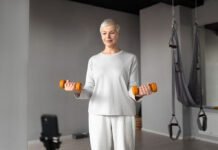 Treino de força auxilia na massa muscular na menopausa Prática de exercícios de força durante a menopausa contribui para equilíbrio hormonal e preservação da massa muscular (Foto: Freepik)