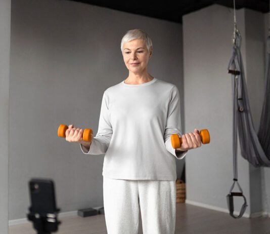 Treino de força auxilia na massa muscular na menopausa Prática de exercícios de força durante a menopausa contribui para equilíbrio hormonal e preservação da massa muscular (Foto: Freepik)