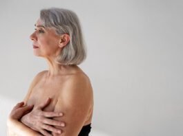 Menopausa provoca mudanças no corpo e na saúde mental, com sintomas que exigem acompanhamento médico e cuidados contínuos (Foto: Freepik)