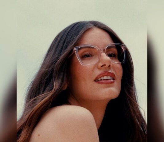 Camila Queiroz celebra primeiro Dia das Mães em campanha da Colcci Eyewear Camila Queiroz celebra seu primeiro Dia das Mães com Clara em campanha da Colcci Eyewear (Foto: Divulgação)