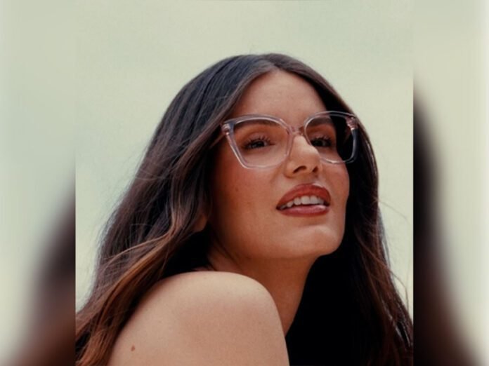 Camila Queiroz celebra seu primeiro Dia das Mães com Clara em campanha da Colcci Eyewear (Foto: Divulgação)