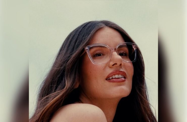 Camila Queiroz celebra seu primeiro Dia das Mães com Clara em campanha da Colcci Eyewear (Foto: Divulgação)