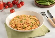 NISSIN apresenta receita junina com frango e quiabo Receita da NISSIN combina frango desfiado, quiabo e macarrão instantâneo (Foto: Divulgação)