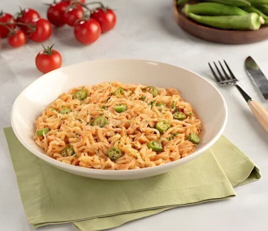 NISSIN apresenta receita junina com frango e quiabo Receita da NISSIN combina frango desfiado, quiabo e macarrão instantâneo (Foto: Divulgação)