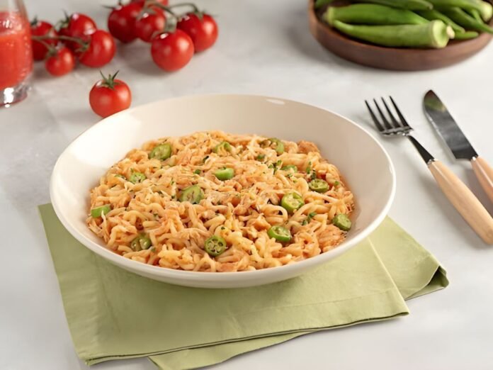 Receita da NISSIN combina frango desfiado, quiabo e macarrão instantâneo (Foto: Divulgação)