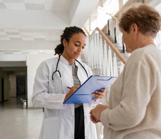 Acidente de trabalho: documentos influenciam análise do INSS Perícia do INSS analisa casos de acidente de trabalho e doença ocupacional (Foto: Magnific/pikisuperstar)