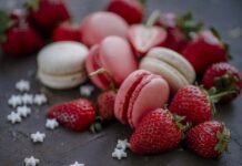 Receita de macaron de morango combina amêndoas e doce de leite Macaron de morango leva amêndoas, merengue, biscoito e doce de leite (Foto: magnific)