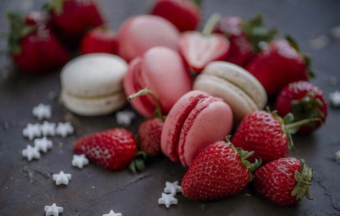 Macaron de morango leva amêndoas, merengue, biscoito e doce de leite (Foto: magnific) Macaron de morango leva amêndoas, merengue, biscoito e doce de leite (Foto: magnific)
